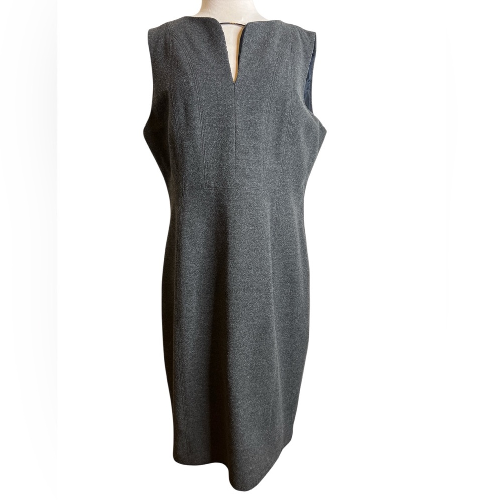 T Tahari Gray Sleeveless V-Neck Sheath Mini Dress with Silver Detail
